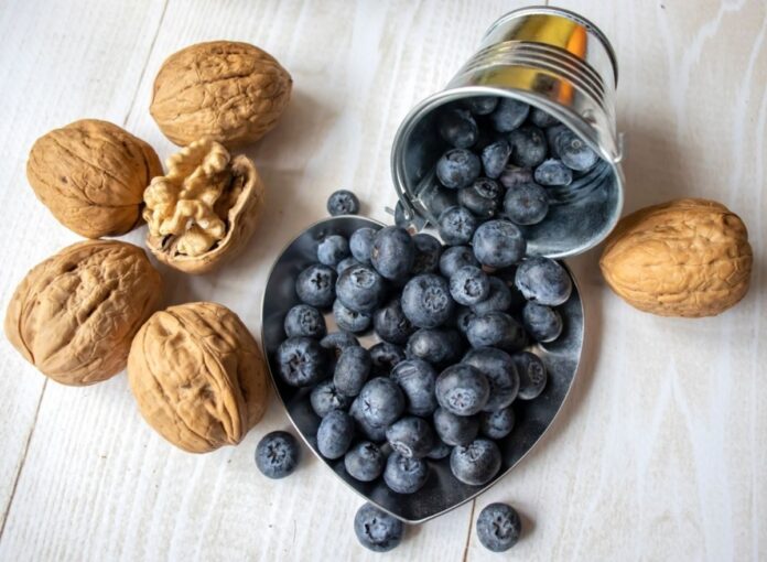 The #1 Best Snack To Keep Your Brain Sharp, Nutritionists Say - Eat That Not


