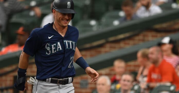 Mariners pour on attack, win 10-0

