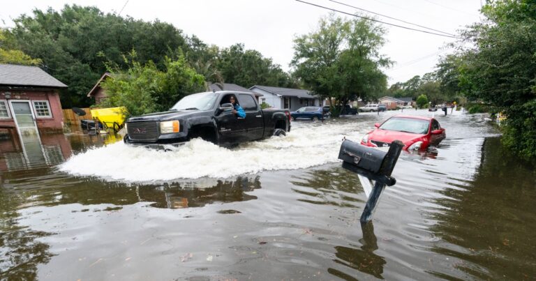 يتباطأ إيان مع تزايد عدد القتلى من الإعصار في فلوريدا