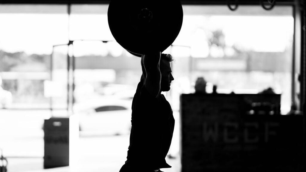Men's weightlifting sport in the garage