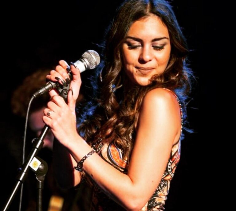 Singer Linda blues: Wait for me soon in the single “Kol Ma Natafikr” – Al-Hiwar Al-Jazairia