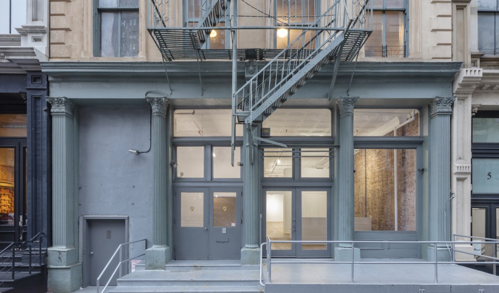 A gallery façade surmounted by a fire escape.