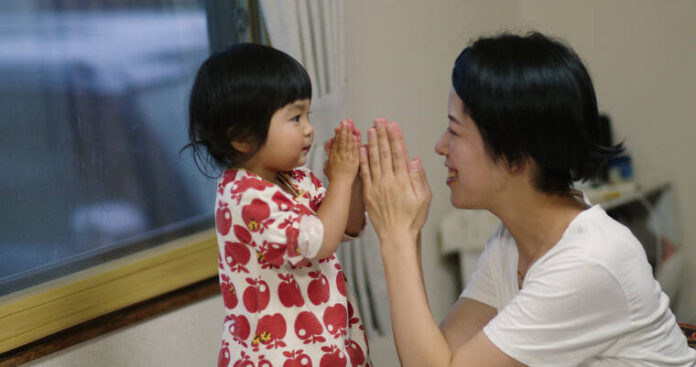 A documentary that highlights Japanese single mothers living in poverty


